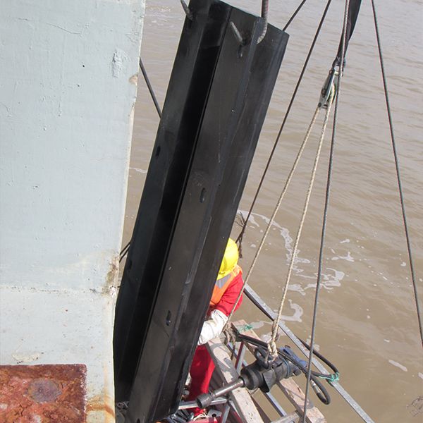 港口码头护舷安装